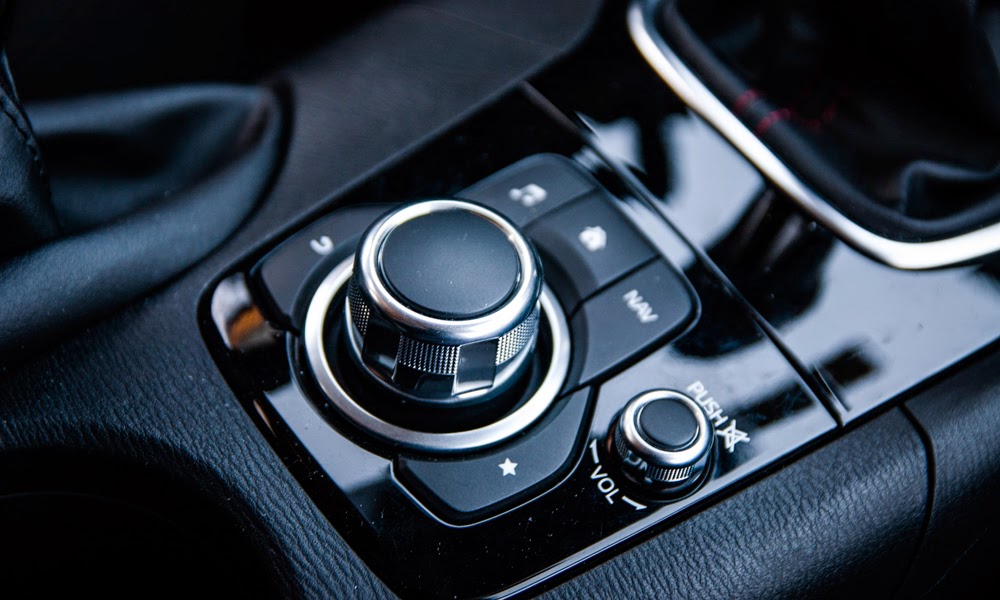 Infotainment-Controller des 2014er Mazda3 Sport G120 Revolution | Photo © Christoph Adamek/autofilou.at