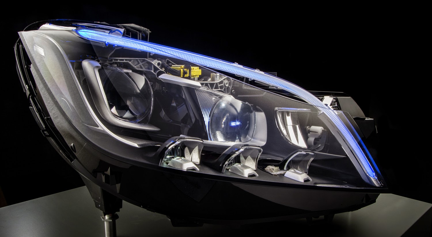 Mercedes-Benz MULTIBEAM LED-Scheinwerfer | Photo © Daimler AG
