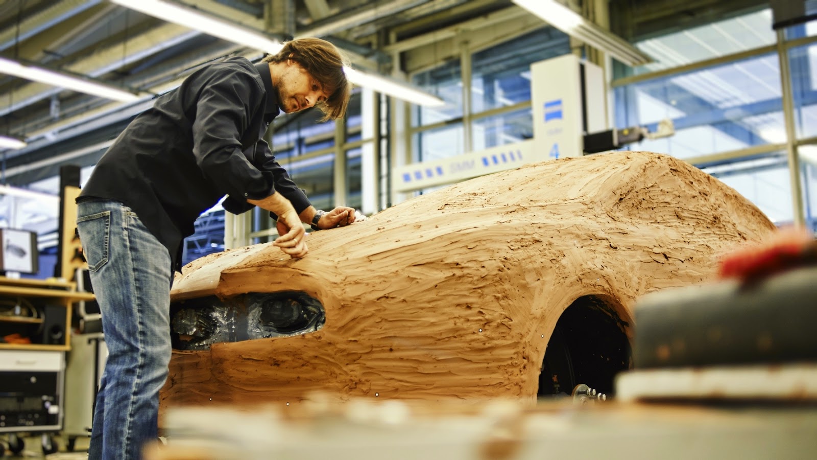 Thomas Kalker modelliert ein 1:1-Clay-Modell | Photo © Christian Rolfes/Ford