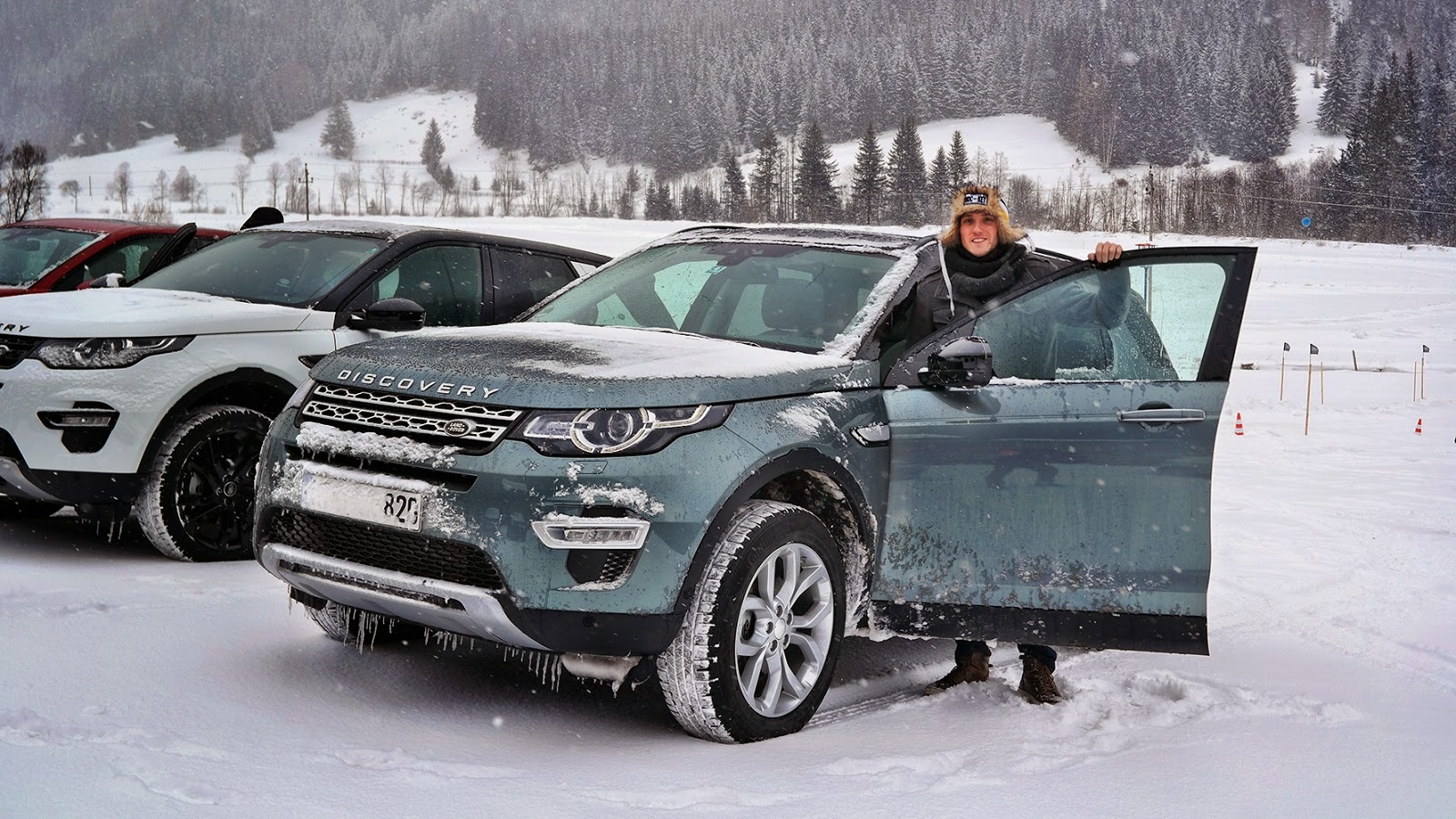 Gerhard mit dem 2015er Land Rover Discovery Sport | Photo © Jan Fischer/vanishingpoint.at
