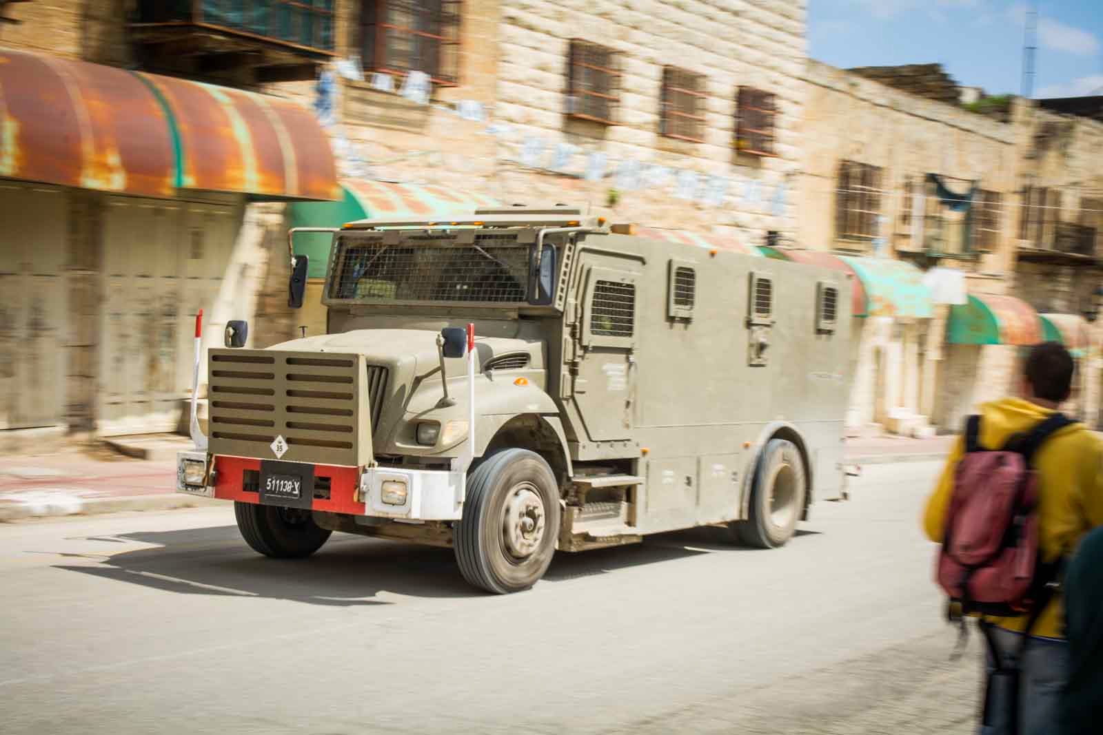 Militärfahrzeug in Hebron | Photo © Christoph Adamek/autofilou.at