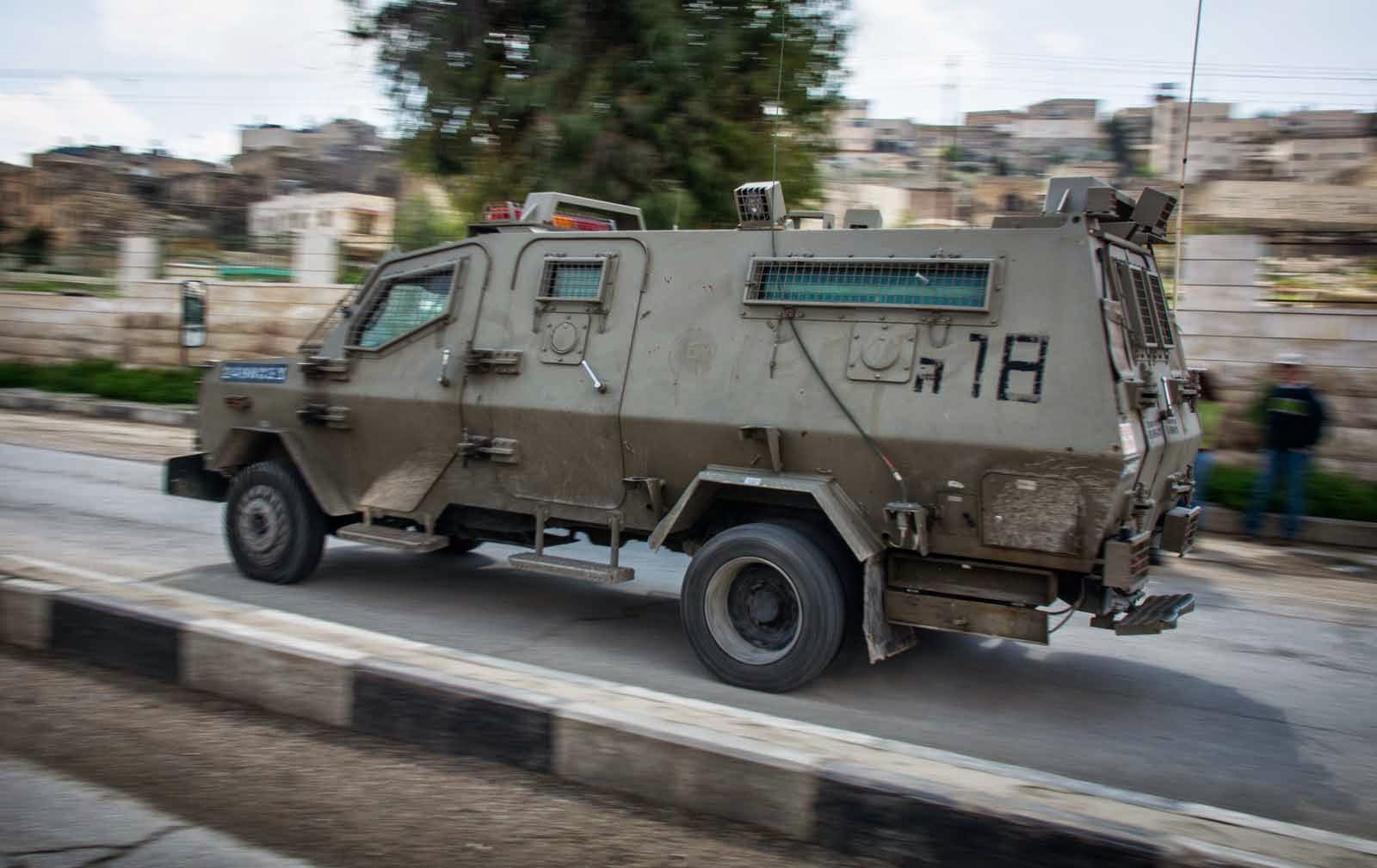 Militärfahrzeug in Hebron | Photo © Christoph Adamek/autofilou.at