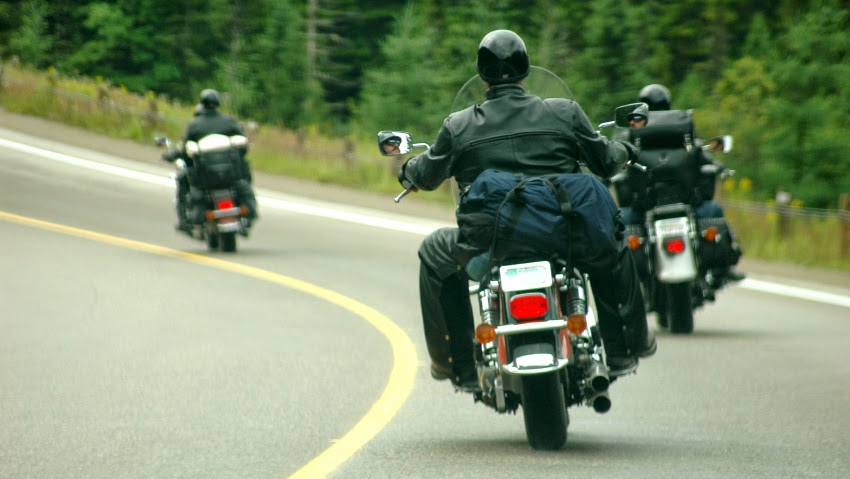 Motorradfahren ohne Helm zieht ein Organmandat nach sich | Photo © istockphoto.com/drJ0nes