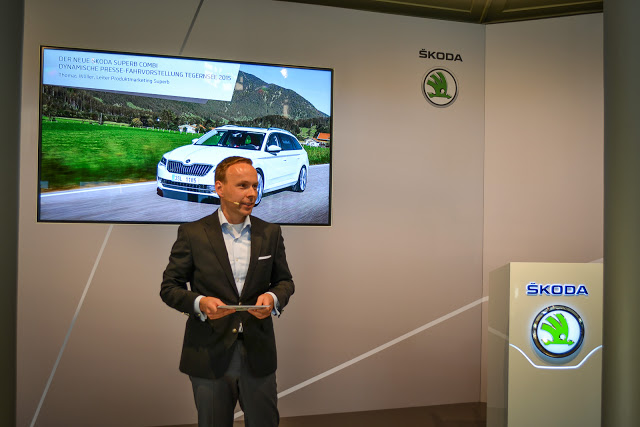 Thomas Wöller präsentiert den 2015er Škoda Superb Combi | Photo © Gerhard Piringer/autofilou.at