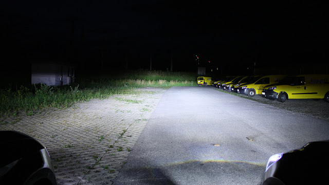 LED-Fernlicht: 2014 Seat Leon (li.) + 2015 Mazda2 (re.) | Photo © Raphael Gürth/autofilou.at