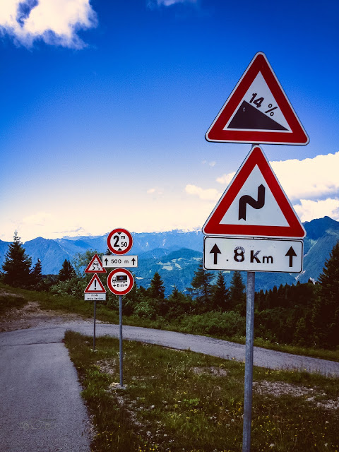 Verkehrzeichenlawine am Monte Zoncolan in Italien | Photo © Alexander Strohmüller/autofilou.at