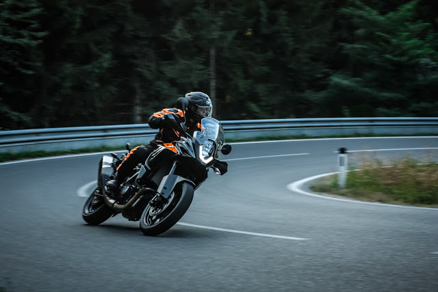 2015 KTM 1050 Adventure | Photo © Raphael Gürth/autofilou.at 