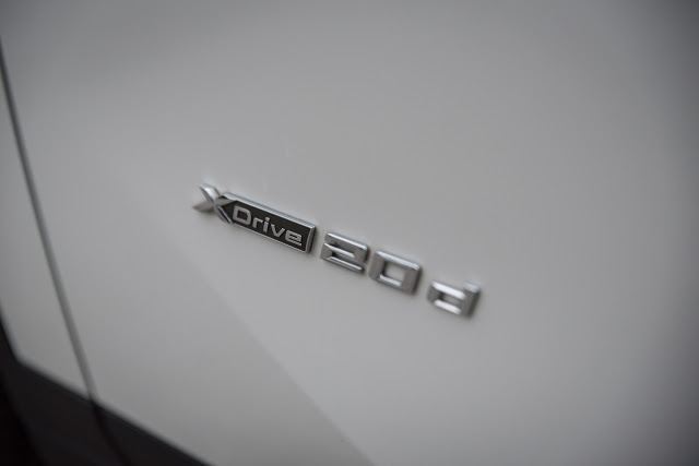 2016 BMW X1 xDrive20d logo side seite batch test review