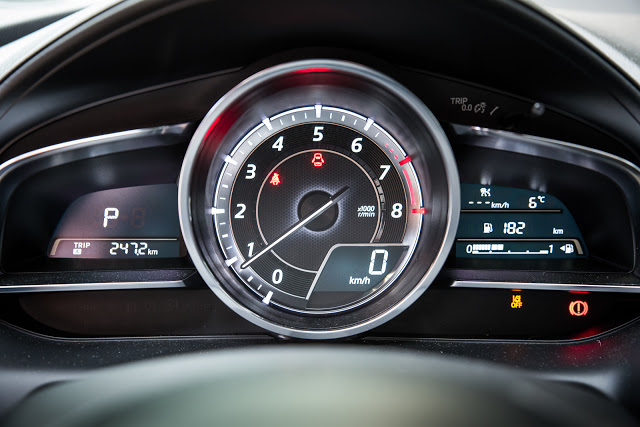 Mazda CX-3 G150 Revolution Top test review drehzahl speedometer