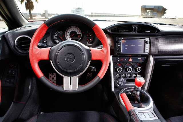 2012 Toyota GT86 interieur innenraum interior lenkrad steering red