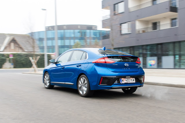 Hyundai Ioniq Hybrid Style 1.6 GDI test review fahrbericht blue blau