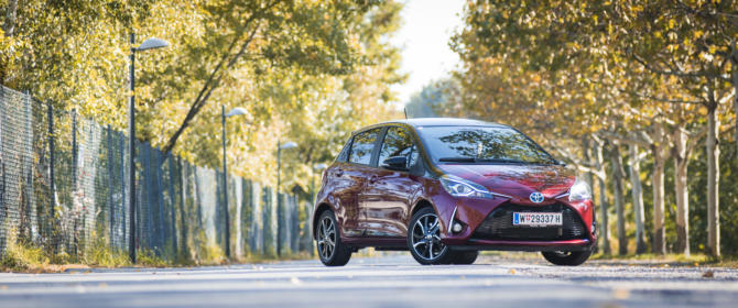 2018 Toyota Yaris Hybrid Test Review Fahrbericht red rot
