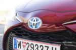 2018 Toyota Yaris Hybrid Test Review Fahrbericht red rot