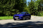 2019 Jaguar I-Pace EV400 SE AWD Test Review caesium blau blue