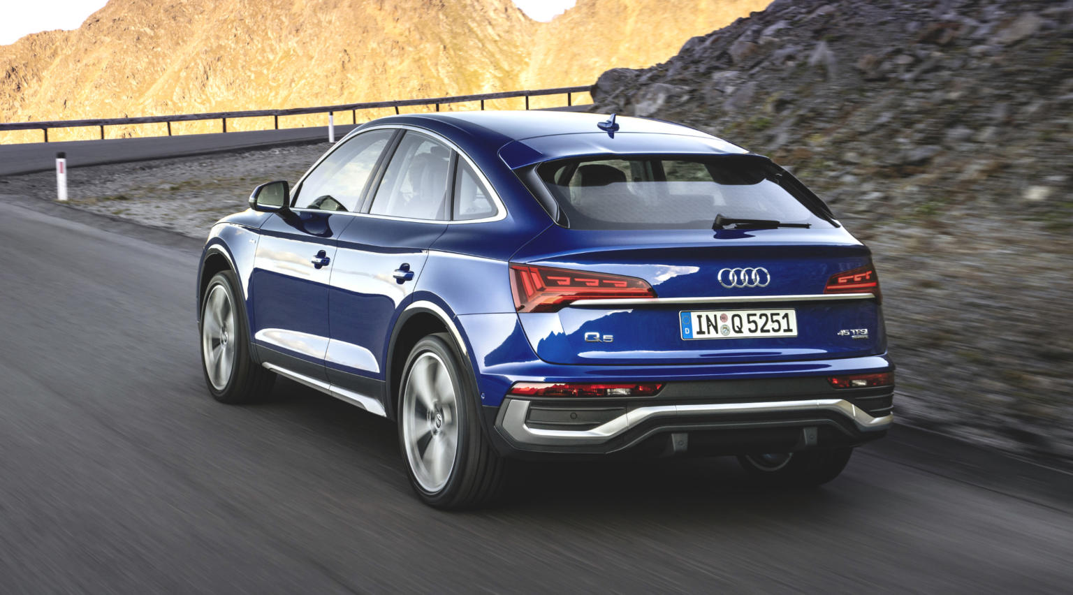 VERGLEICH 2021 Audi Q5 vs. 2021 Audi Q5 Sportback autofilou