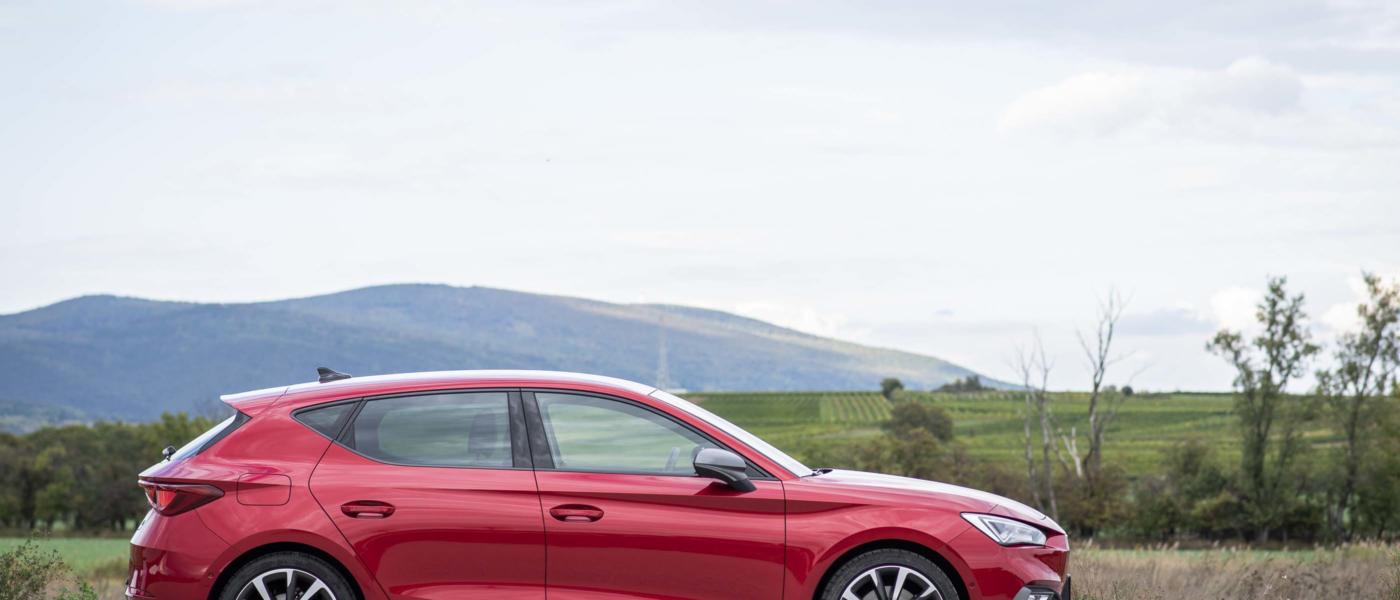 2020 SEAT Leon Seite Side Red Rot