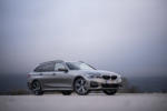 2020 BMW 330e xDrive Touring schräg vorne