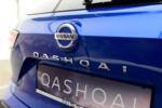Logo bzw. Emblem sowie Schriftzug des neuen, 2021er Nissan Qashqai am Heck