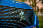 Peugeot e-2008 GT Pack Test Review Fahrbericht Vertigo Blau Blue