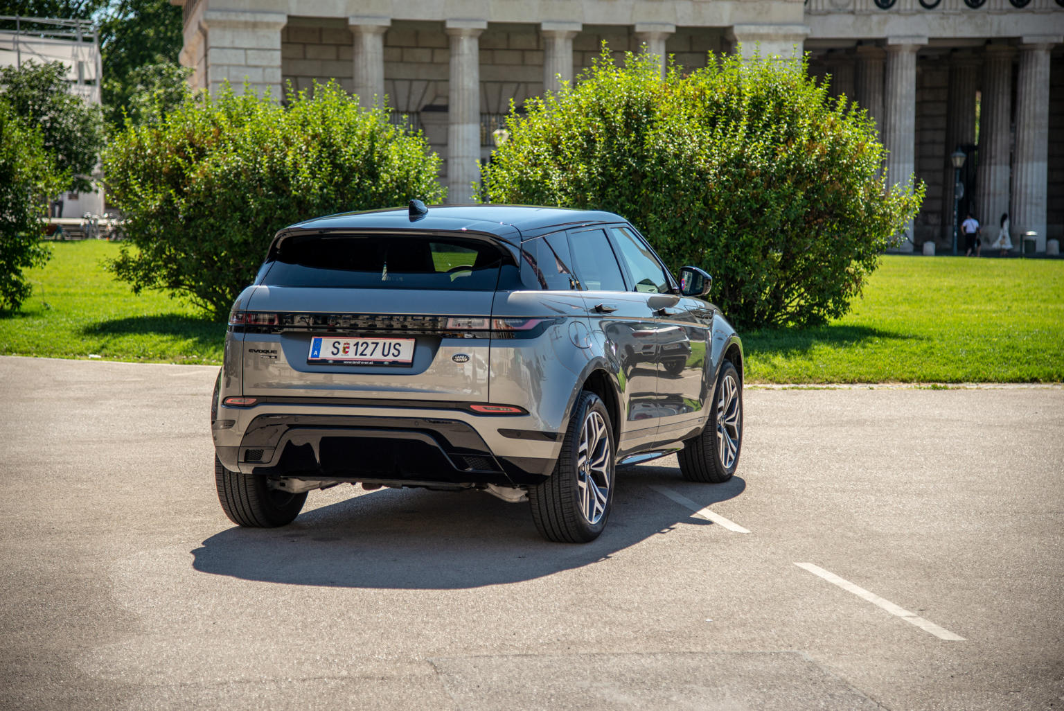 Der Land Rover Range Rover Evoque RDynamic SE P300e AWD im Test