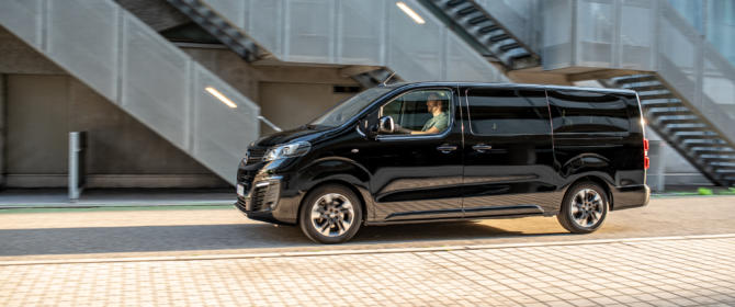 Opel Zafira-e Life Elegance 50 kWh Länge L test review fahrbericht black schwarz
