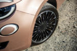 Felge und Reifen des FIAT 500e Hatchback Icon in Rose Gold.