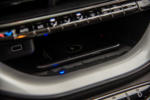 Induktive Ladeschale des FIAT 500e Icon zum Aufladen vom Smartphone.