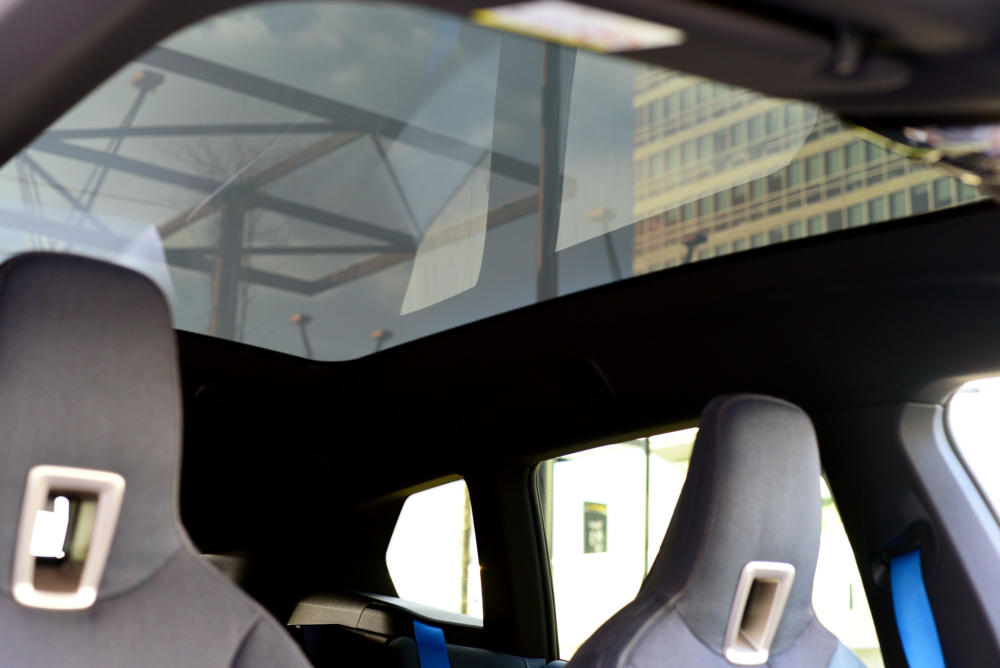 Das intelligente Panoramaglasdach des BMW iX.