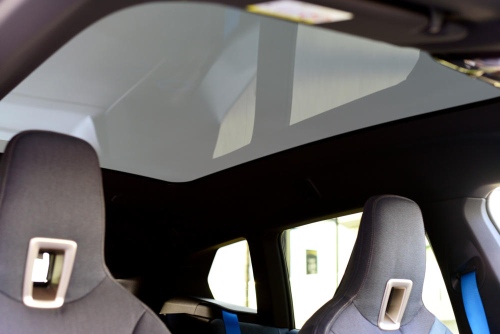 Das intelligente Panoramaglasdach des BMW iX.
