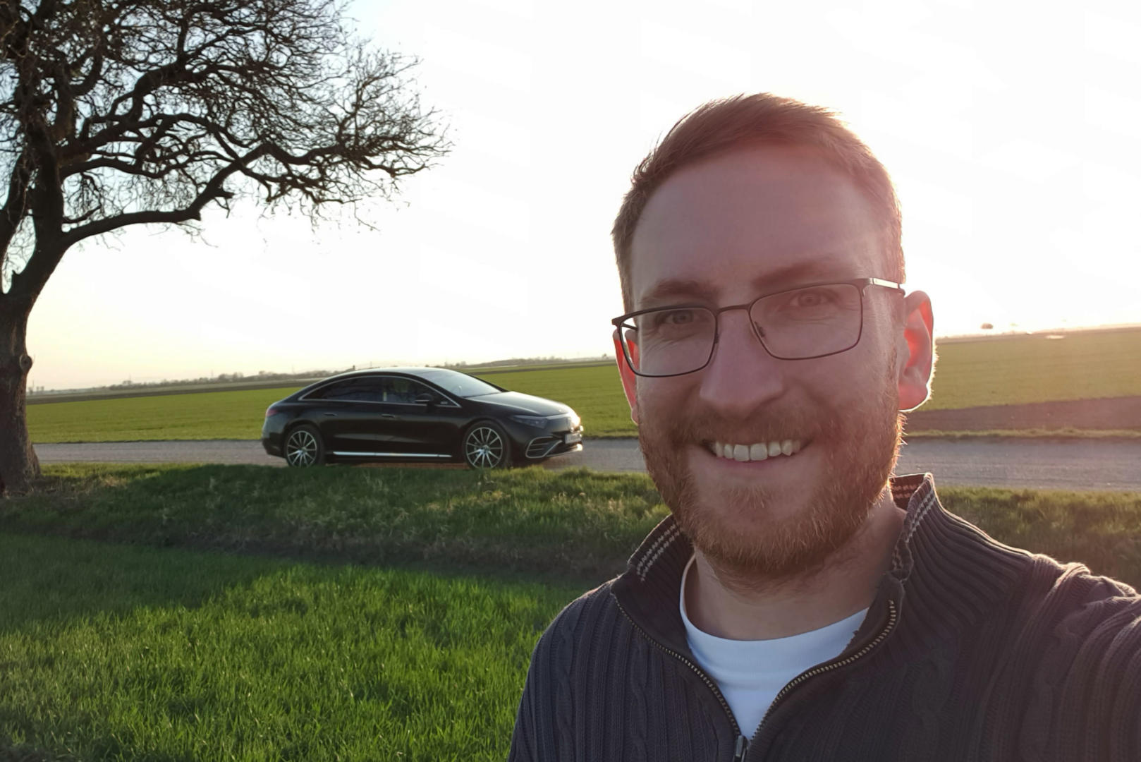 Filou Raphael Gürth in front of an electric vehicle.