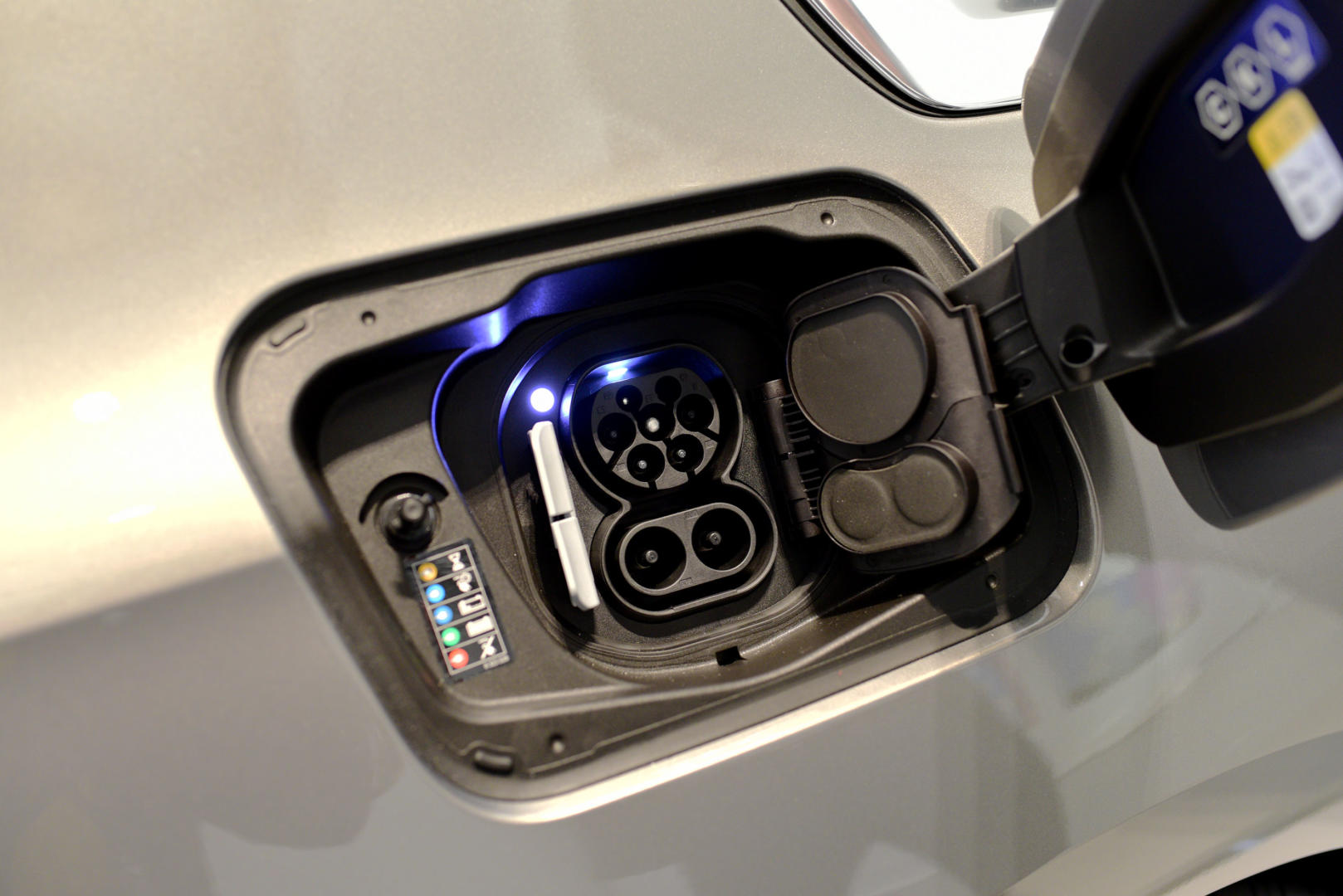 BMW i7 Ladeanschluss Ladeleistung Charging Port Plug