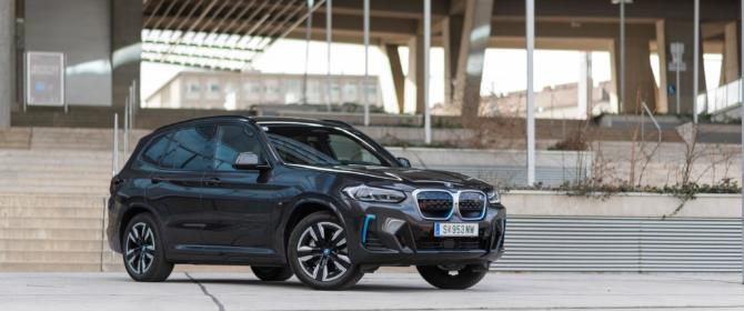 2022 BMW iX3 stehend von vorne