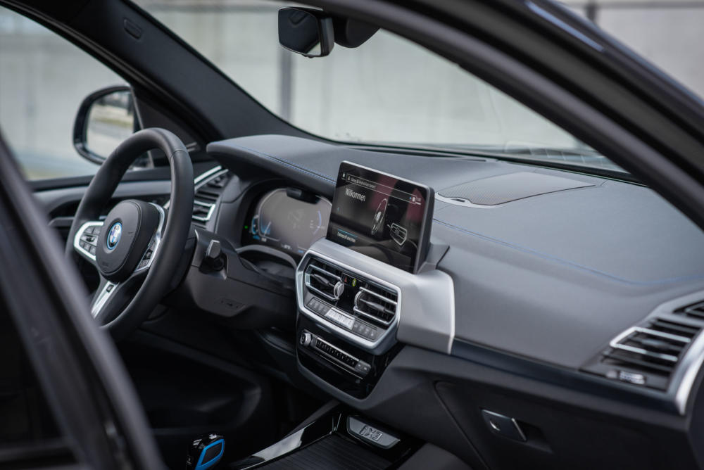 2022 BMW iX3 Cockpit von der Seite