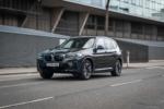 2022 BMW iX3 fahrend von vorne