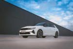 2022 Opel Astra 1.2 auf einer Schräge