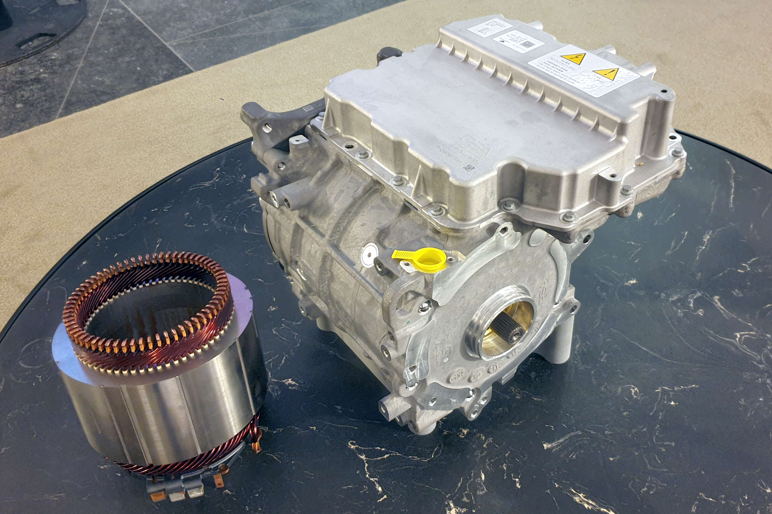Der 400 Volt-Elektromotor ist der erste von Emotors, einem Gemeinschaftsunternehmen von Stellantis und der Nidec Leroy-Somer Holding. Er liefert 115 Kilowatt (156 PS) Leistung und ein maximales Drehmoment von 260 Newtonmetern bei einer Getriebe-Untersetzung von 8,69.