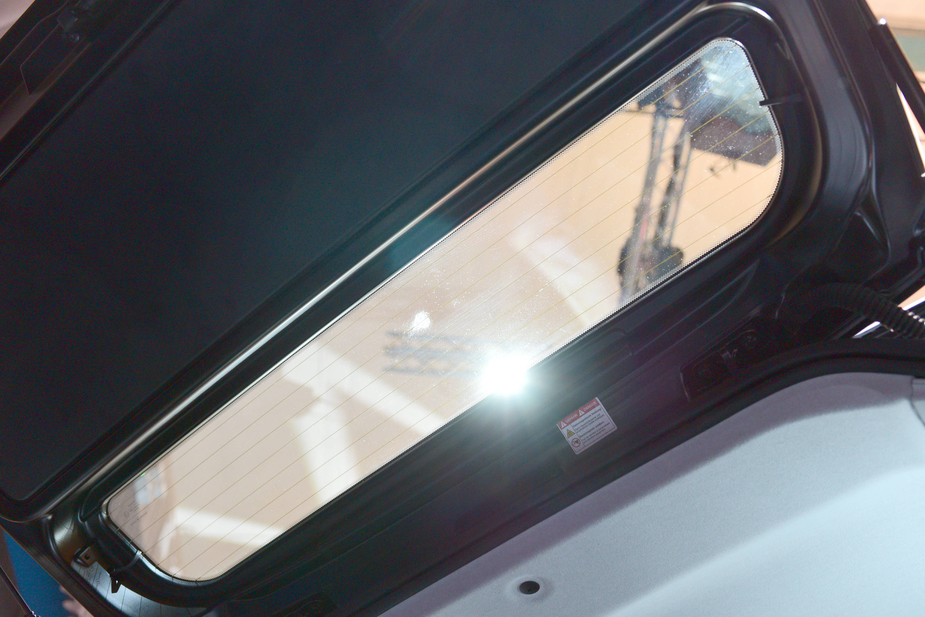Das kleine Heckfenster des Solarautos von Sono Motors