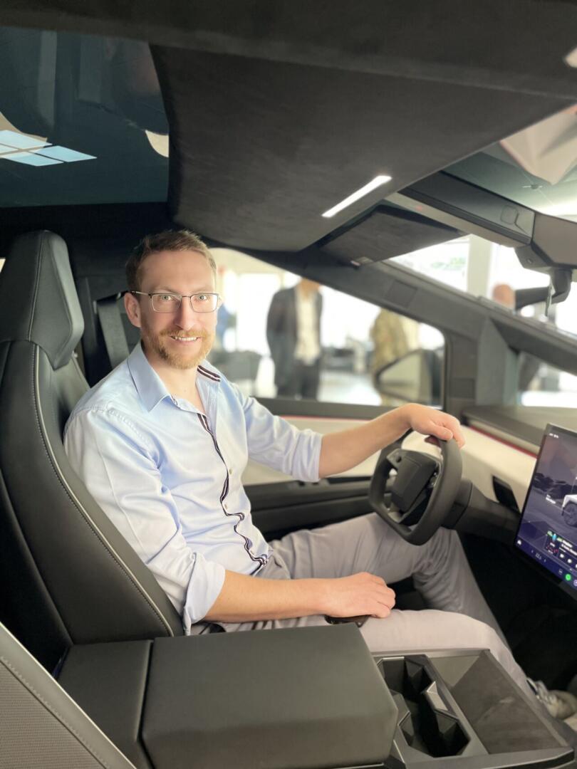 Raphael Gürth im Tesla Cybertruck in Wien autofilou Tom Hausner etouring autoblog Österreich