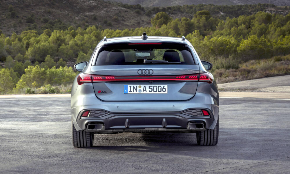 2025 Audi A5 Avant Heck Rear Vergleich Comparison Difference Neuerungen Änderungen Changes versus vs. 2020 Audi A4 Kombi hinten