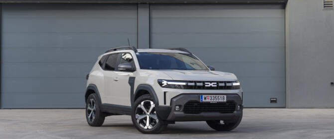 2024 Dacia Duster Hybrid von schräg vorne