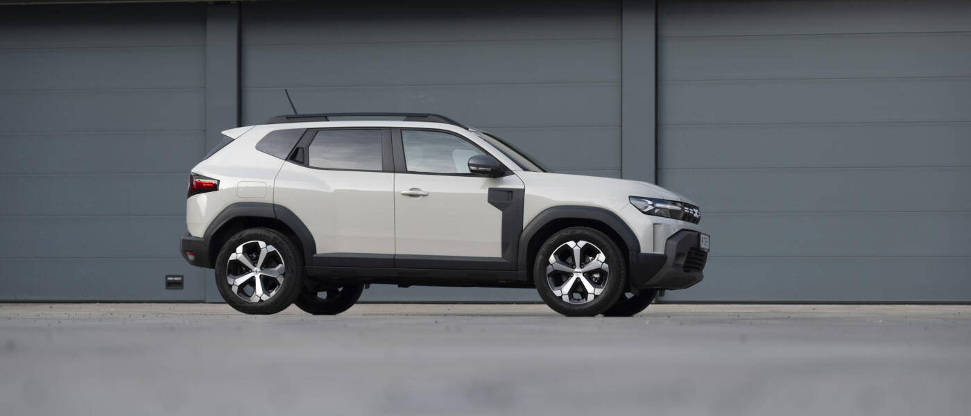 2024 Dacia Duster Hybrid von der Seite