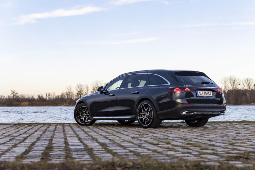 2024 Mercedes-Benz E 300 de All-Terrain von schräg hinten