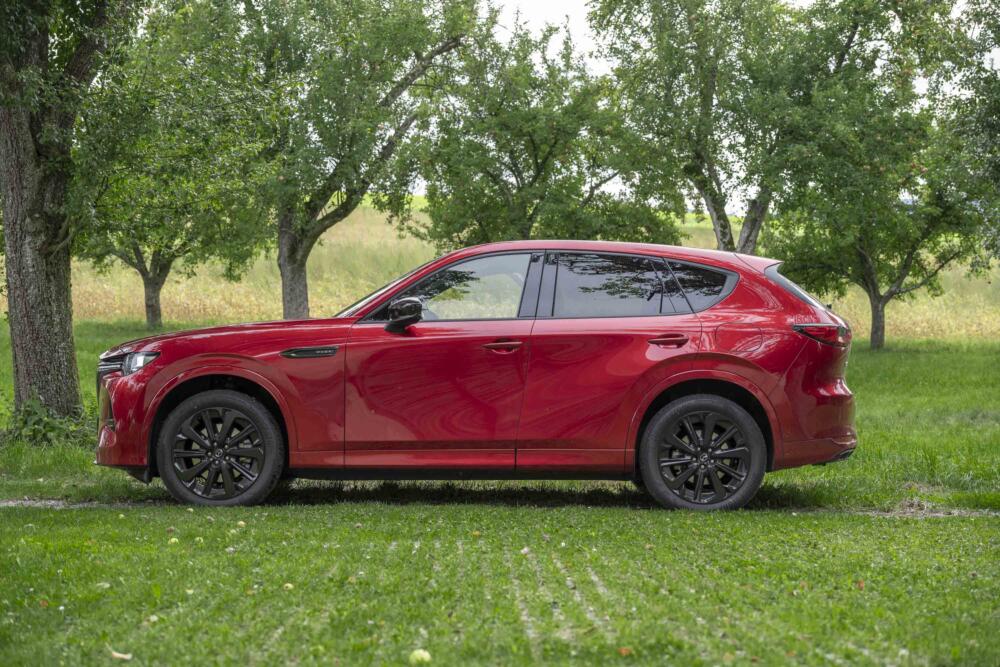 2025 Mazda CX-60 PHEV vor ein paar Bäumen