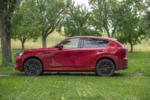 2025 Mazda CX-60 PHEV vor ein paar Bäumen