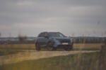 2025 Peugeot E-5008 Dual Motor vor einem Feld