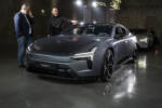 Polestar 5 Presentation mit Menschen