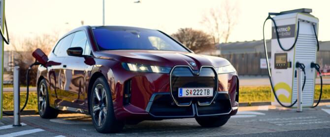 2025 BMW iX M70 xDrive Aventurinrot metallic Test drive review fahrbericht probleme schwächen stärken pro cons