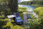 Der neue Mercedes-Benz Marco Polo gefertigt im Mercedes-Benz Werk in Ludwigsfelde – Sodalithblau metallic, MBUX Multimediasystem, Widescreen Cockpit, Polster Leder Lugano schwarz, Camper-Umfänge u.a. Markise, Kleiderschrank, Küchenzeile mit Klapptisch, Drehbare Fahrer- und Beifahrersitze, Sitzliegebank, Aufstelldach mit Dachbett, MBAC Camper-Bedieneinheit