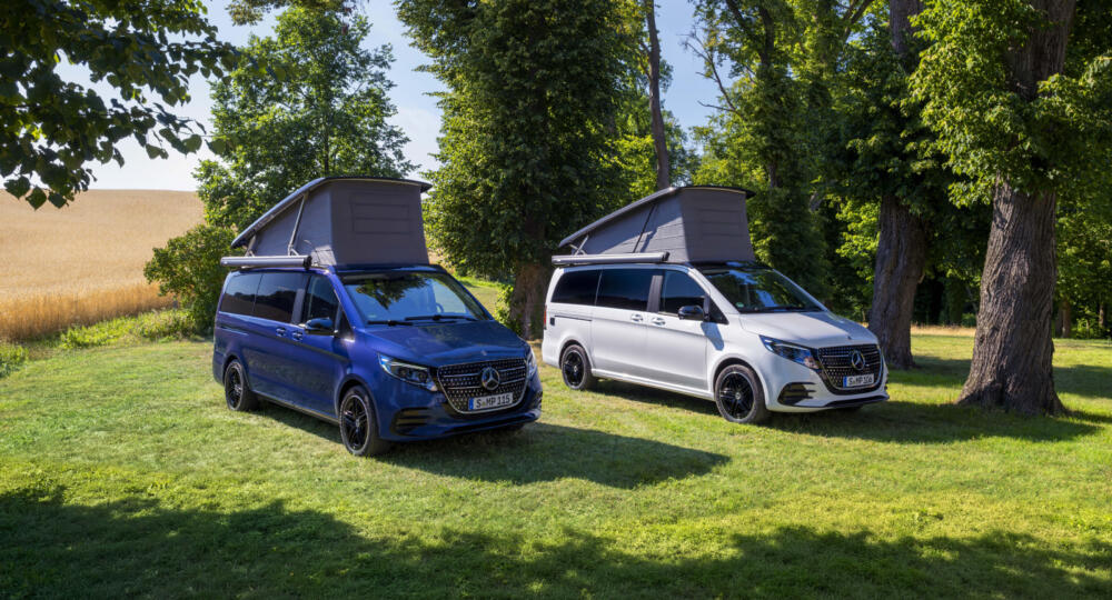 Der neue Mercedes-Benz Marco Polo gefertigt im Mercedes-Benz Werk in Ludwigsfelde – Sodalithblau metallic, MBUX Multimediasystem, Widescreen Cockpit, Polster Leder Lugano schwarz, Camper-Umfänge u.a. Markise, Kleiderschrank, Küchenzeile mit Klapptisch, Drehbare Fahrer- und Beifahrersitze, Sitzliegebank, Aufstelldach mit Dachbett, MBAC Camper-Bedieneinheit