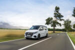 Der neue Mercedes-Benz Marco Polo gefertigt im Mercedes-Benz Werk in Ludwigsfelde – Sodalithblau metallic, MBUX Multimediasystem, Widescreen Cockpit, Polster Leder Lugano schwarz, Camper-Umfänge u.a. Markise, Kleiderschrank, Küchenzeile mit Klapptisch, Drehbare Fahrer- und Beifahrersitze, Sitzliegebank, Aufstelldach mit Dachbett, MBAC Camper-Bedieneinheit